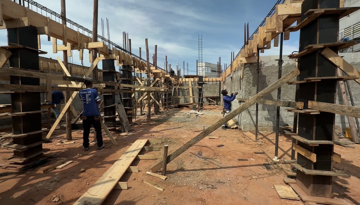 Construção do templo em outubro